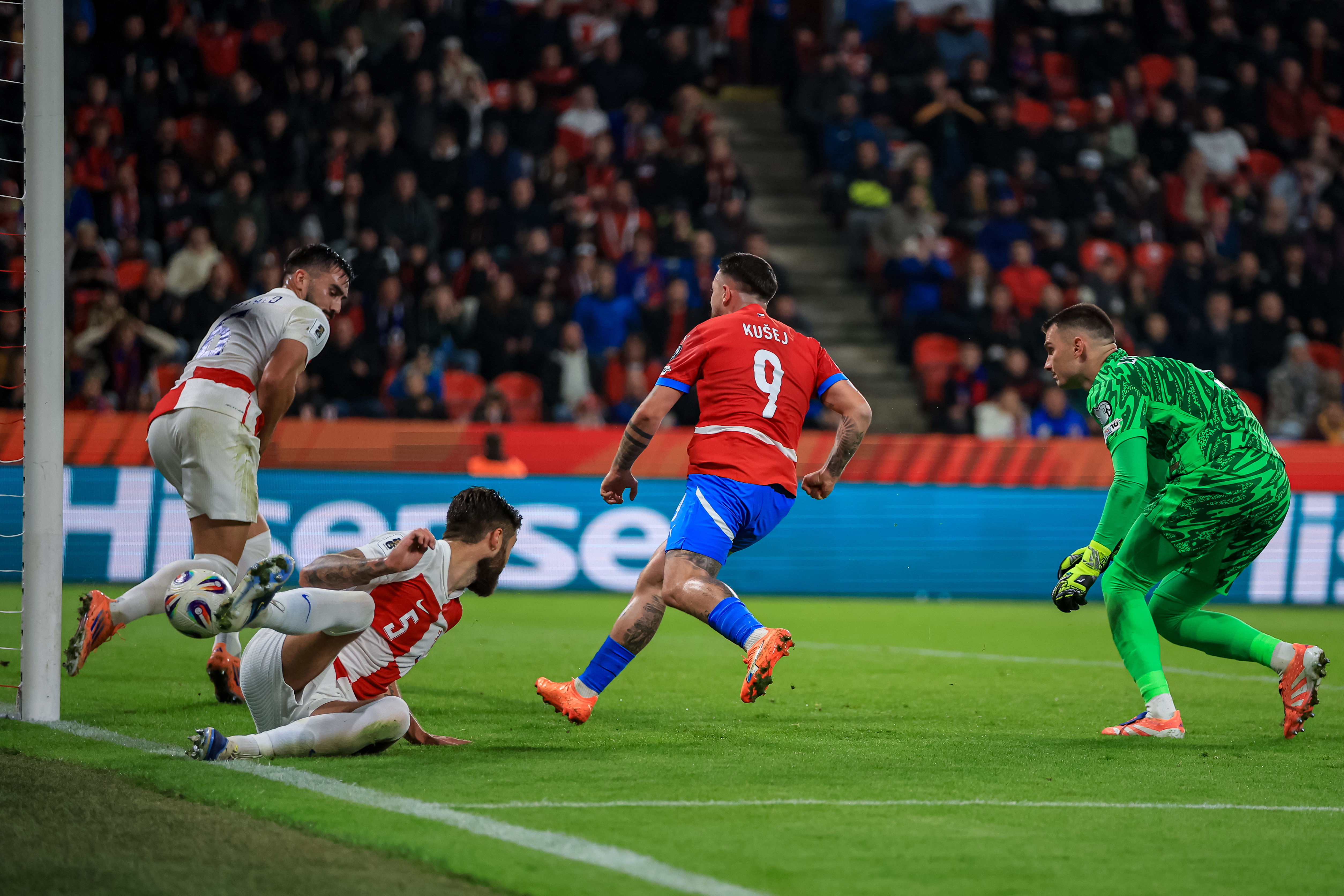 包含斯洛伐克队连扳两球逼平克罗地亚队的词条