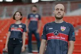 九州娱乐-包含斯图加特球迷表示对球队成绩不满，要求提升表现的词条