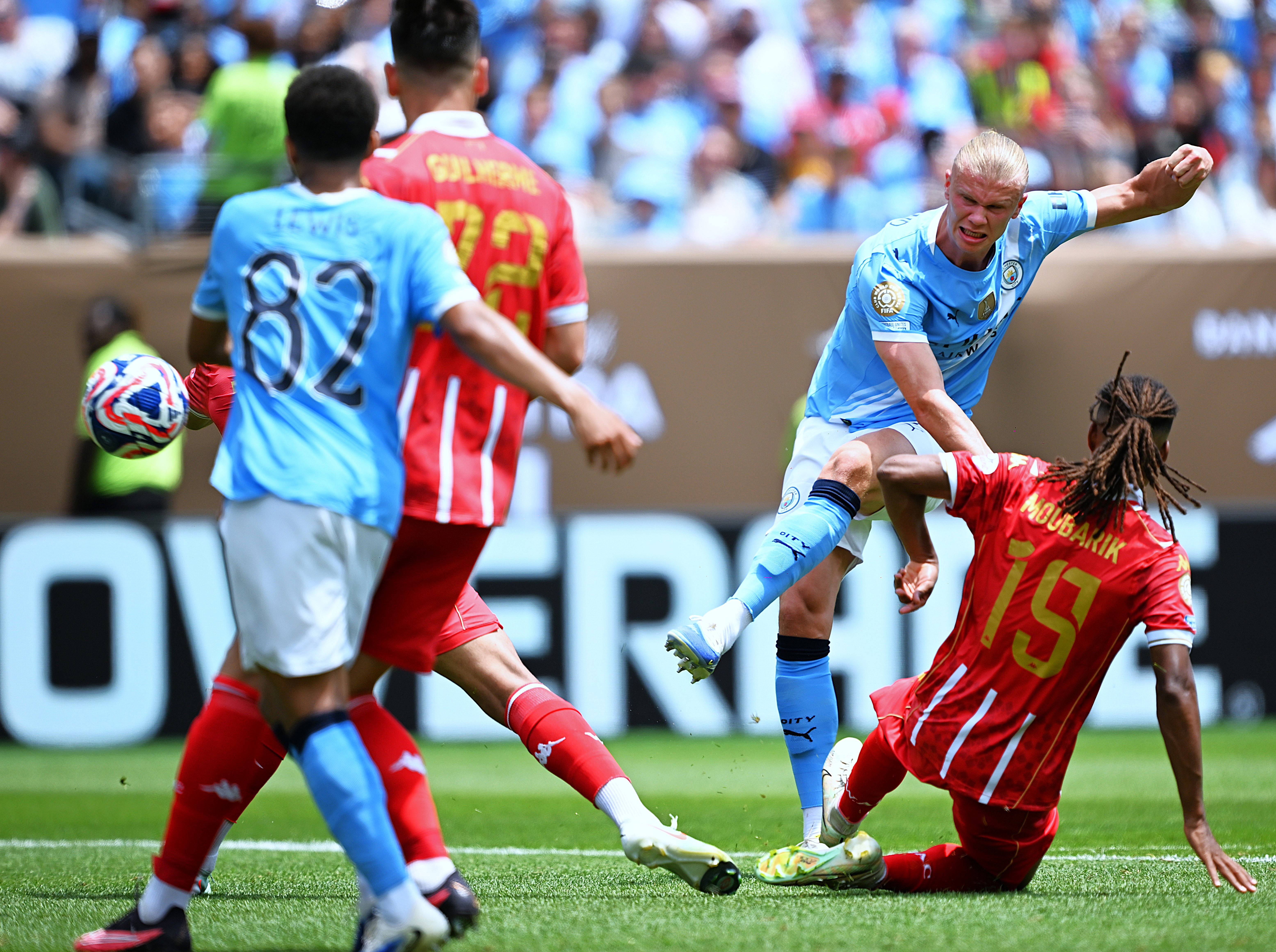 曼城继续在英格兰足球赛场上表现出色(英国曼城足球)