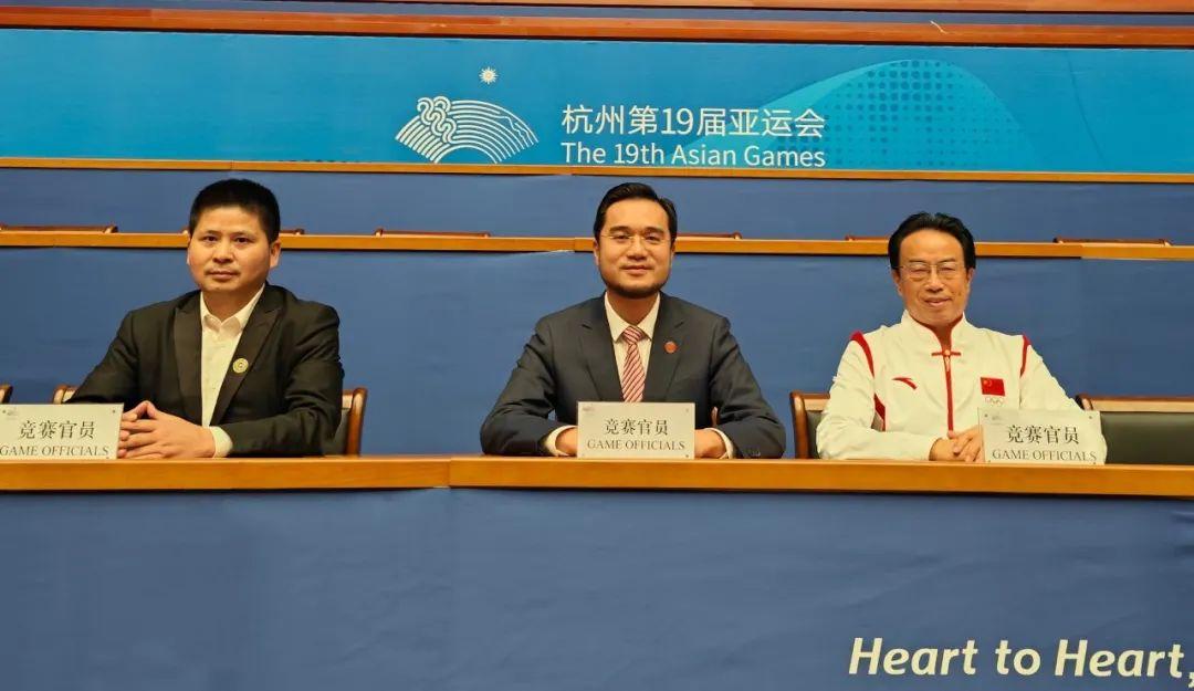 在比赛中为运动员捡球和递毛巾的工作人员叫球童 在比赛中为运动员捡球和递毛巾的工作人员叫球童